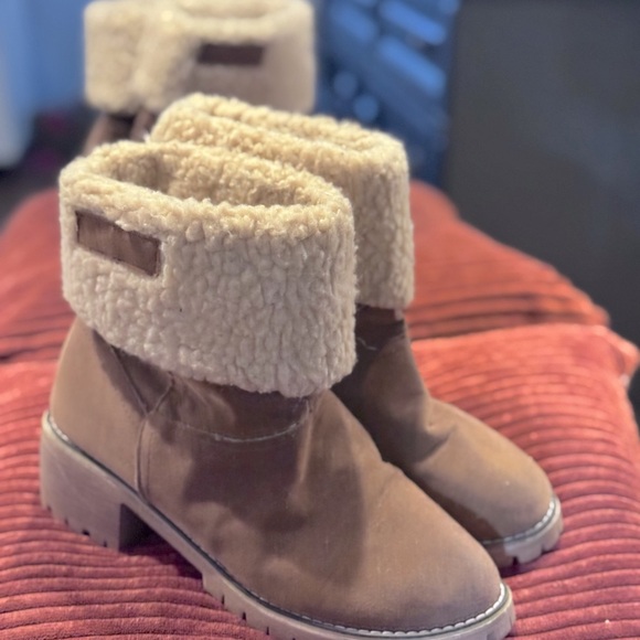 Shoes - Cozy Brown Ankle Boots with Cream Fur Lining